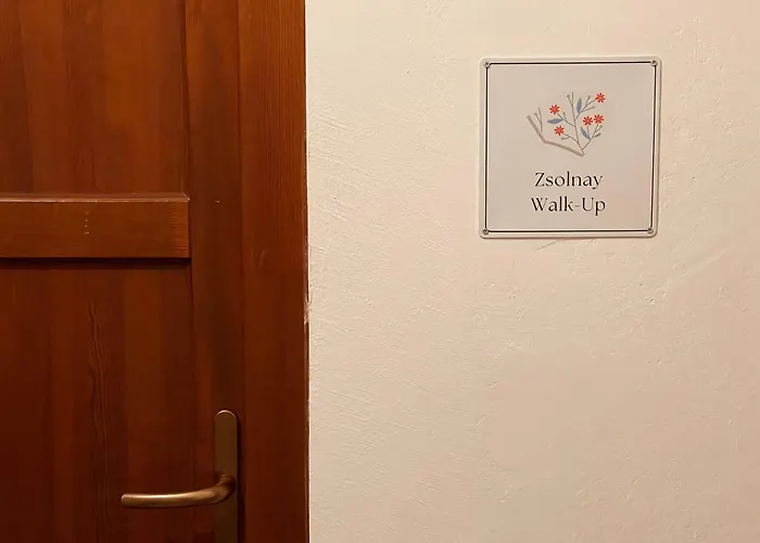 Zsolnay Walk-up Pětikostelí